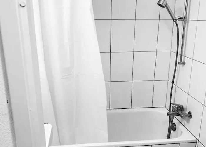 Hb Station Studio, Leon